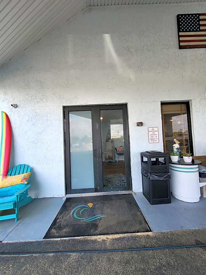 Beachside Hotel - POOL IS OPEN!