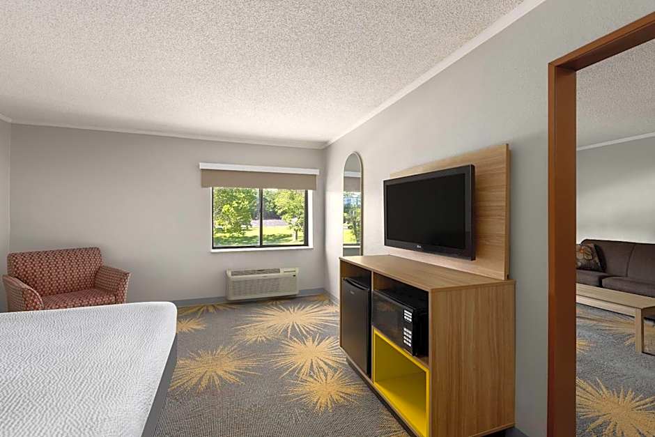Days Inn and Suites by Wyndham Kansas City South