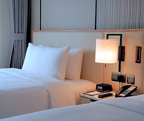 2 Bedroom Grand, Suite, Bedroom 1: 1 King, Bedroom 2: 2 Double, City view, Balcony