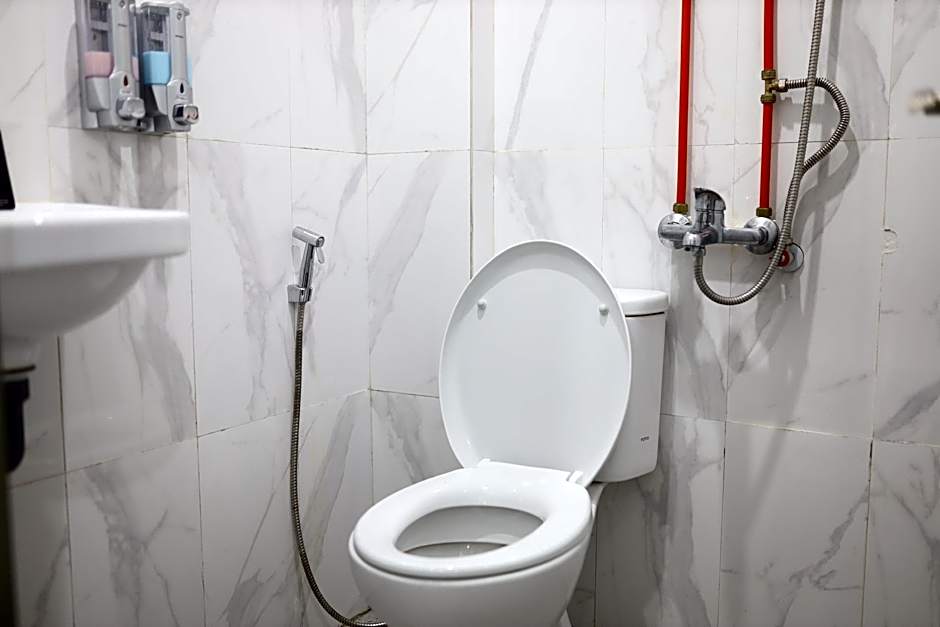 Urbanview Hotel Eropa Maros near Sultan Hasanuddin Airport by RedDoorz