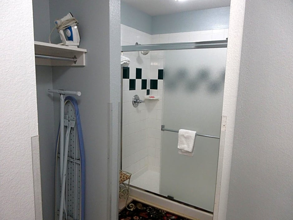 Econo Lodge Inn & Suites