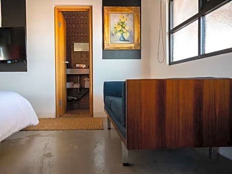 Suite with Bathtub