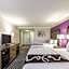 La Quinta Inn & Suites by Wyndham Cincinnati Sharonville