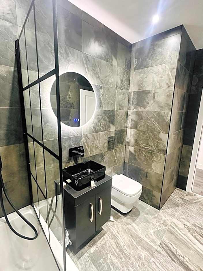 Spacious 2 Bedroom Modern Apartments - Central Location - Free Parking - Smart TV - Washer Dryer - Built for Contractors, Consultants and Work Teams