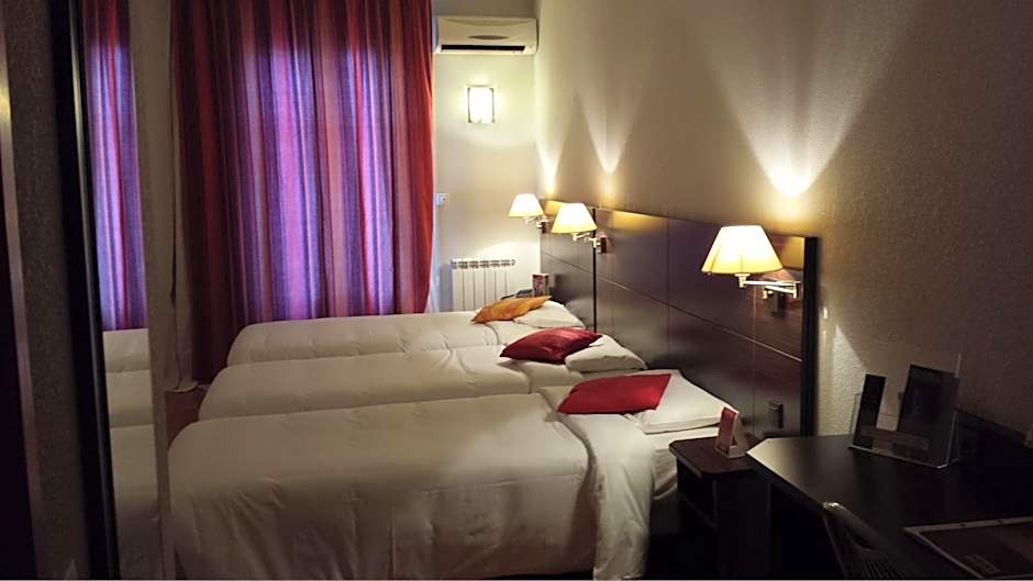 Photo 1 of 6 of 3 Single Beds