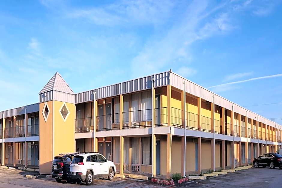 Castle Inn & Suites by OYO Lawton