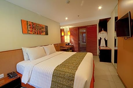 Deluxe King Room with Pool Access