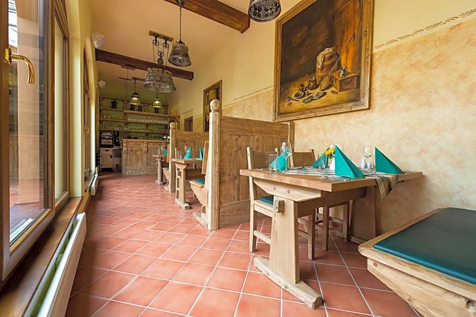 Hotel Selsky Dvur - Bohemian Village Courtyard