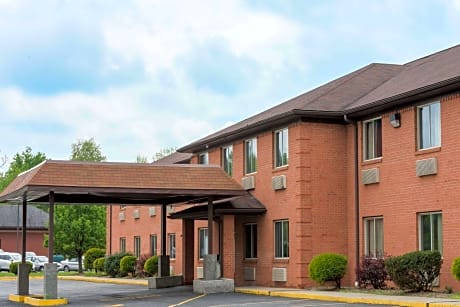 Super 8 by Wyndham Fairmont