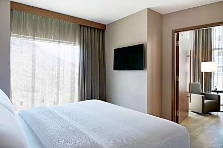 One-Bedroom King Suite Balcony, Corner Room - Mobility and Hearing Accessible