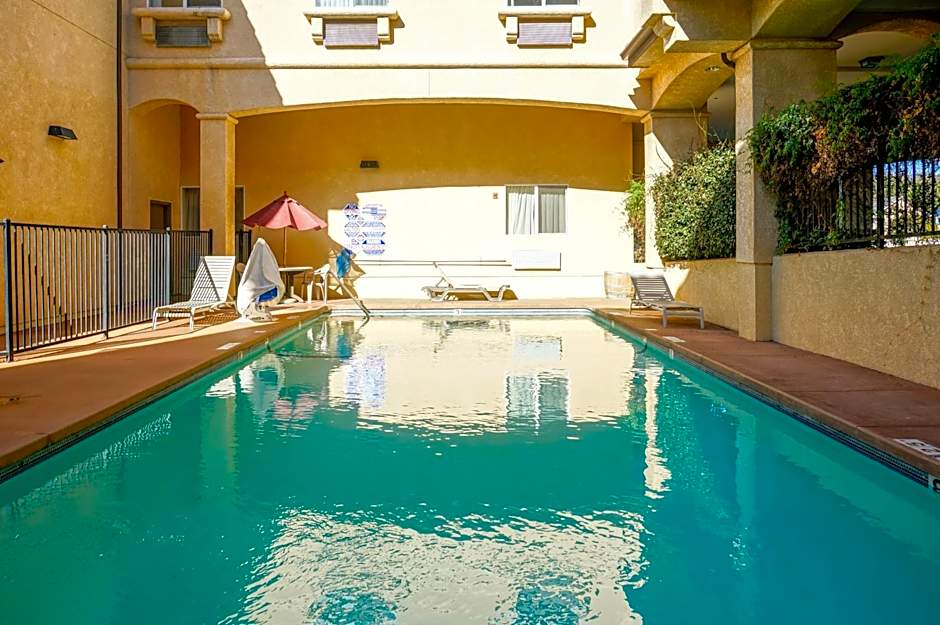 Lamplighter Inn & Suites