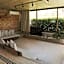Casa com piscina aquecida, cozinheira, 30m do mar