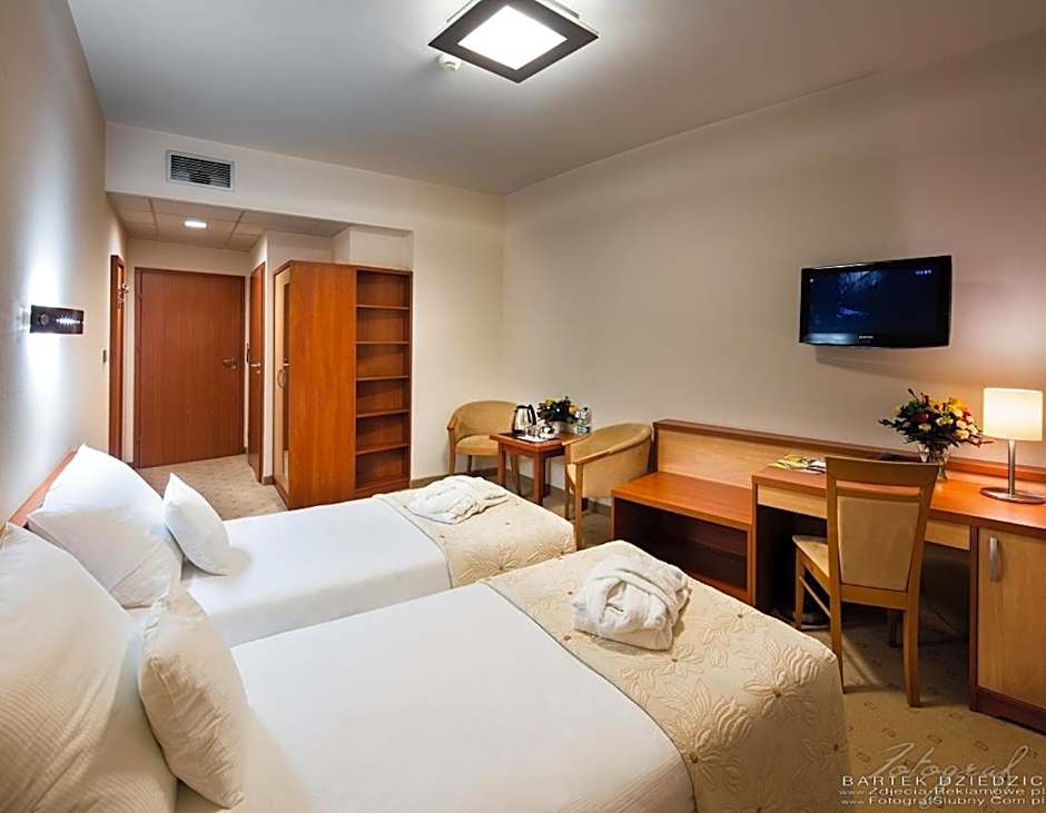 Hotel Victor Pruszkow DeSilva