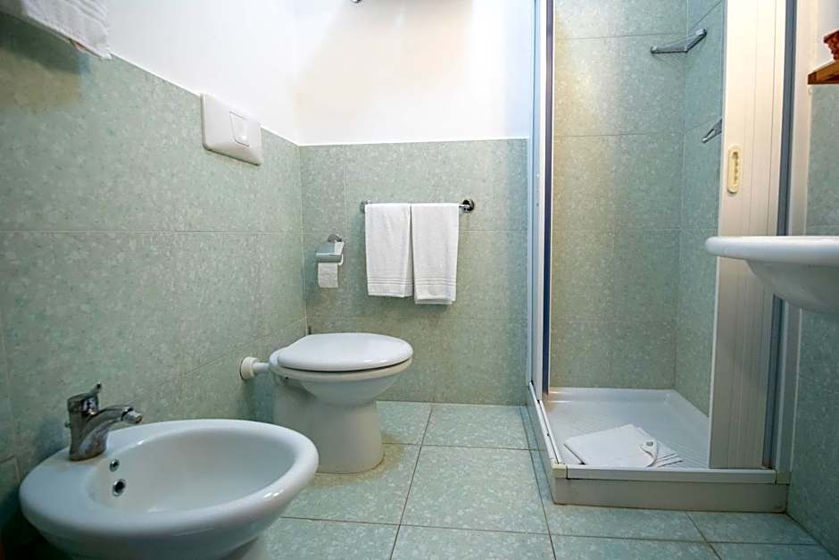 Foto 1 di 6 di 1 Double Bed or 2 Beds