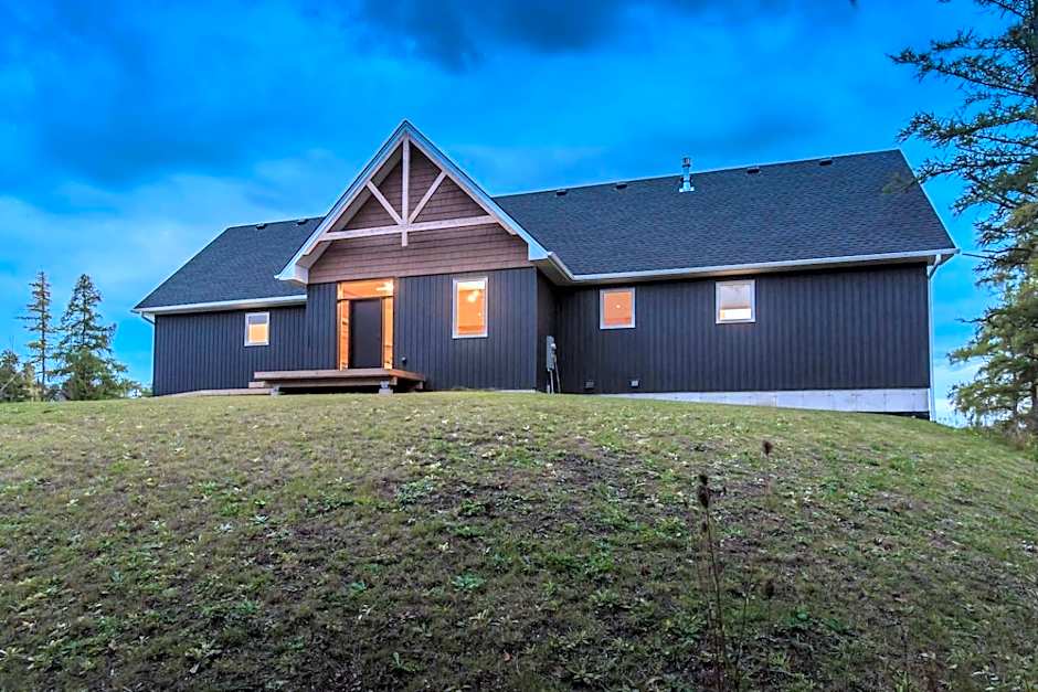 Huronia Luxury Lakefront Views & Game Room!