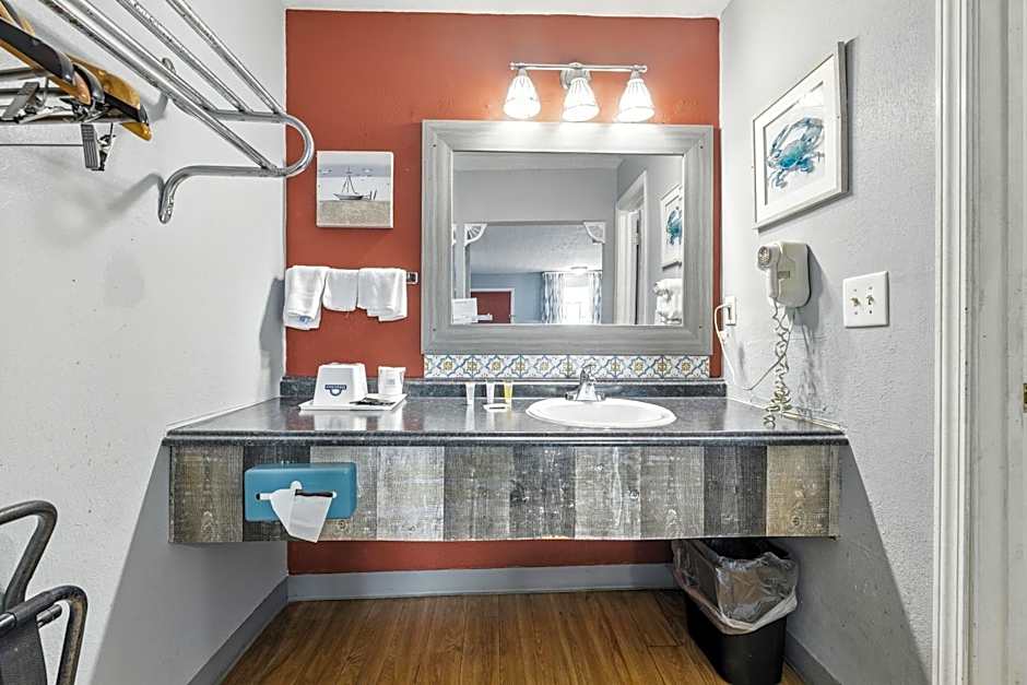 Days Inn & Suites by Wyndham Terre Haute