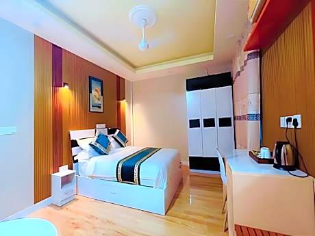 Stand Queen Room
