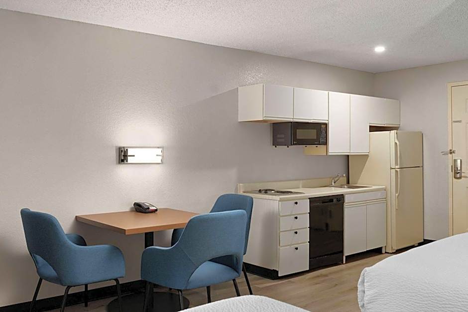 Days Inn & Suites by Wyndham Green Bay WI.