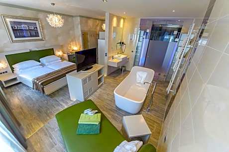 Luxury Suite with Infrared Cabin