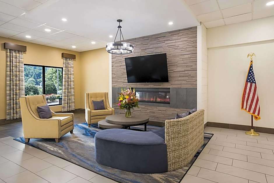 Clarion Pointe Sylva near Cherokee Area