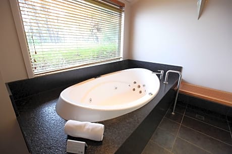Premier Cabin (1 King Bed)