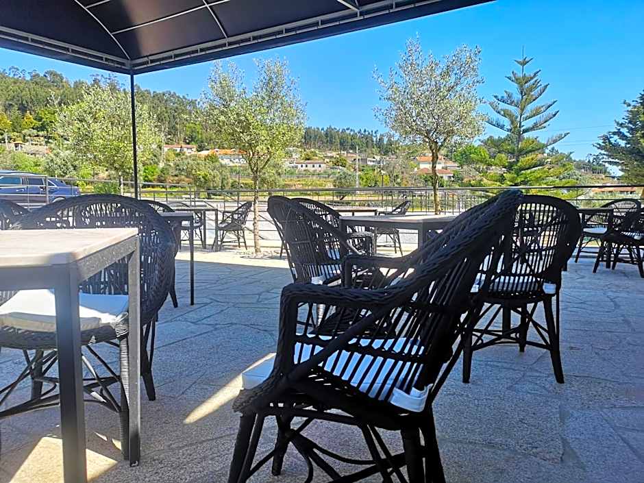 Leonchic - Guest House com Piscina de Água Salgada