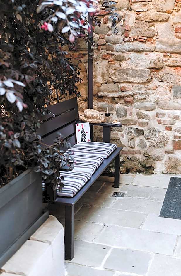 Uve Rooms & Wine Bar