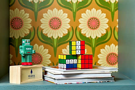 1 Kg Themed Jr Ste W/Sitting Area And Sofabed