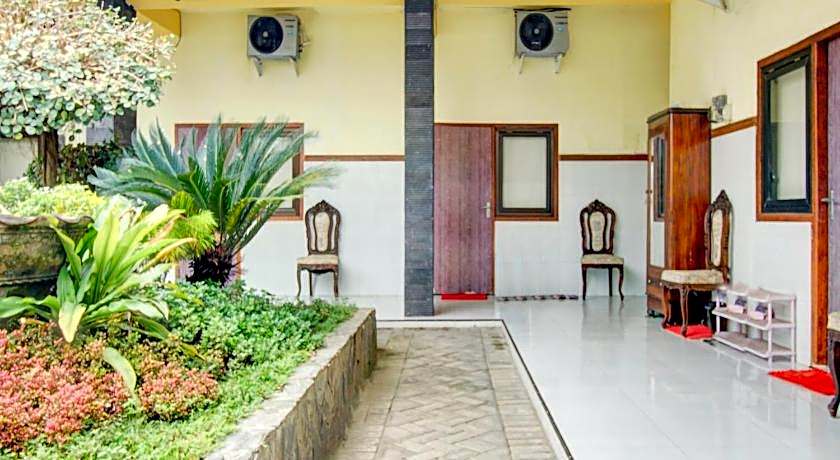 HP Residence Mitra RedDoorz near Alun Alun Kediri