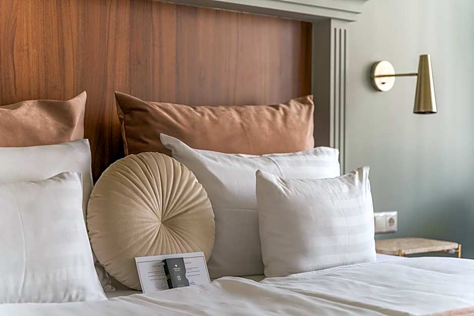 Queen'S Court Hotel & Residence