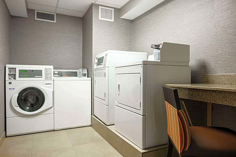 Hampton Inn By Hilton Evansville Airport