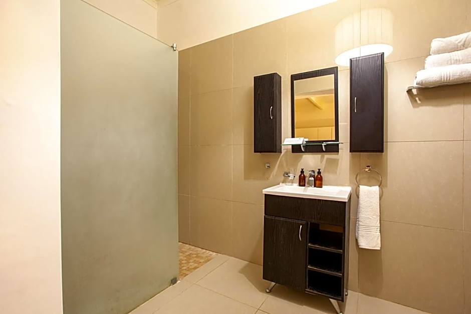 Inverdoorn Game Reserve Lodge