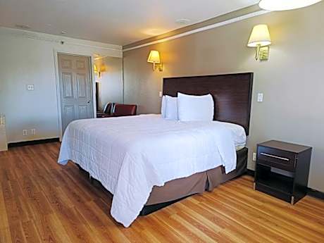 1 Suite King Bed Non-Smoking Jacuzzi Tub