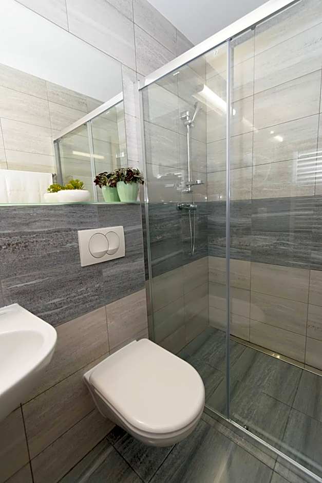 Solid Gold Garni Hotel