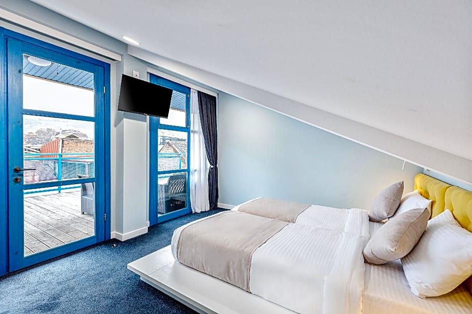 Blue Balcony Hotel 