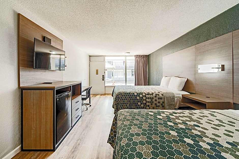 Econo Lodge Inn & Suites Bricktown