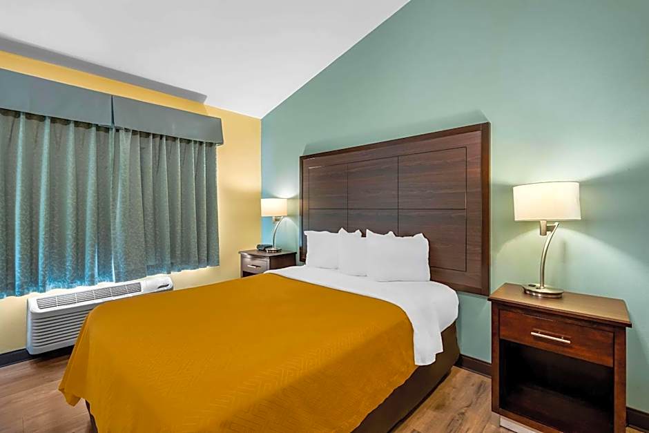 Econo Lodge Inn and Suites Eau Claire