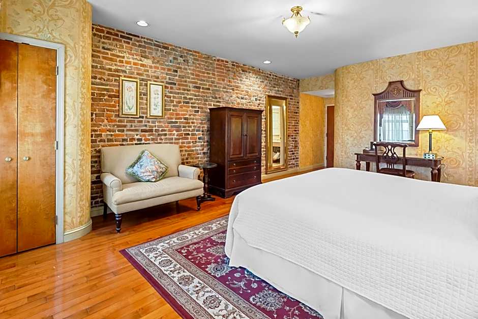 Photo 1 of 4 of Deluxe 1 King Bed