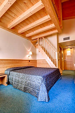 Family Room With Balcony and Mountain View (2 Adults + 2 Children)