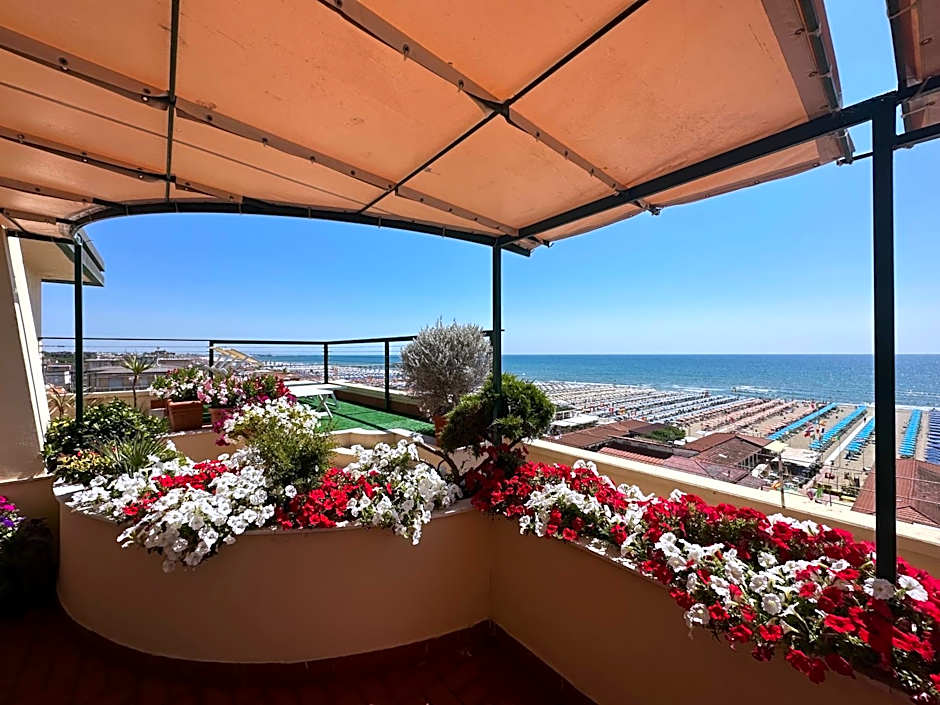 Piccadilly Penthouse with Jacuzzi