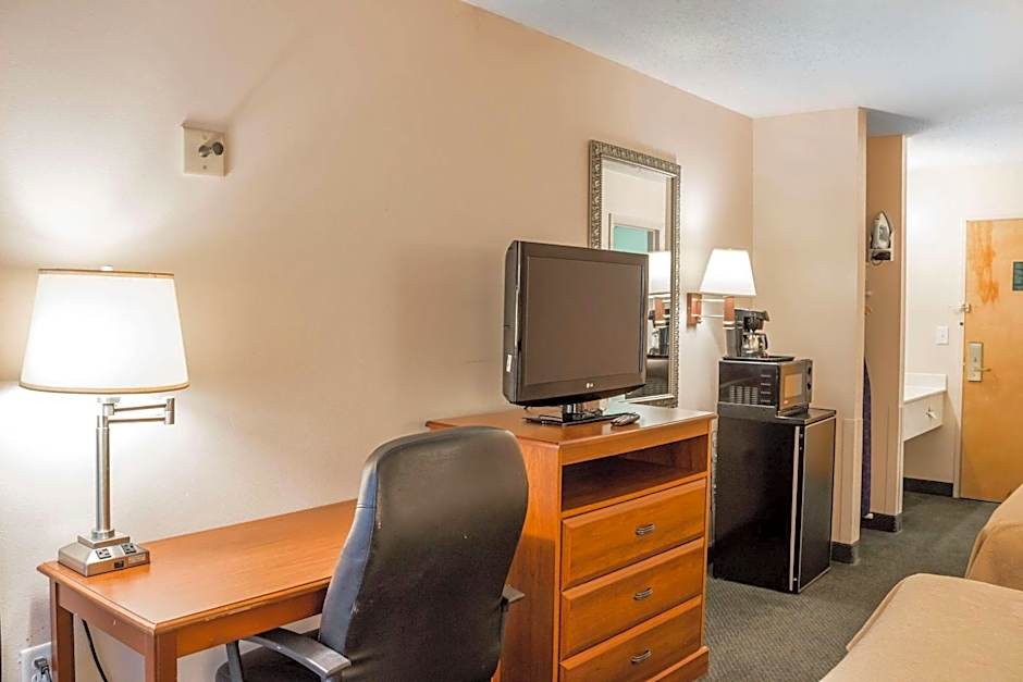Econo Lodge Raleigh near Walnut Creek Amphitheatre