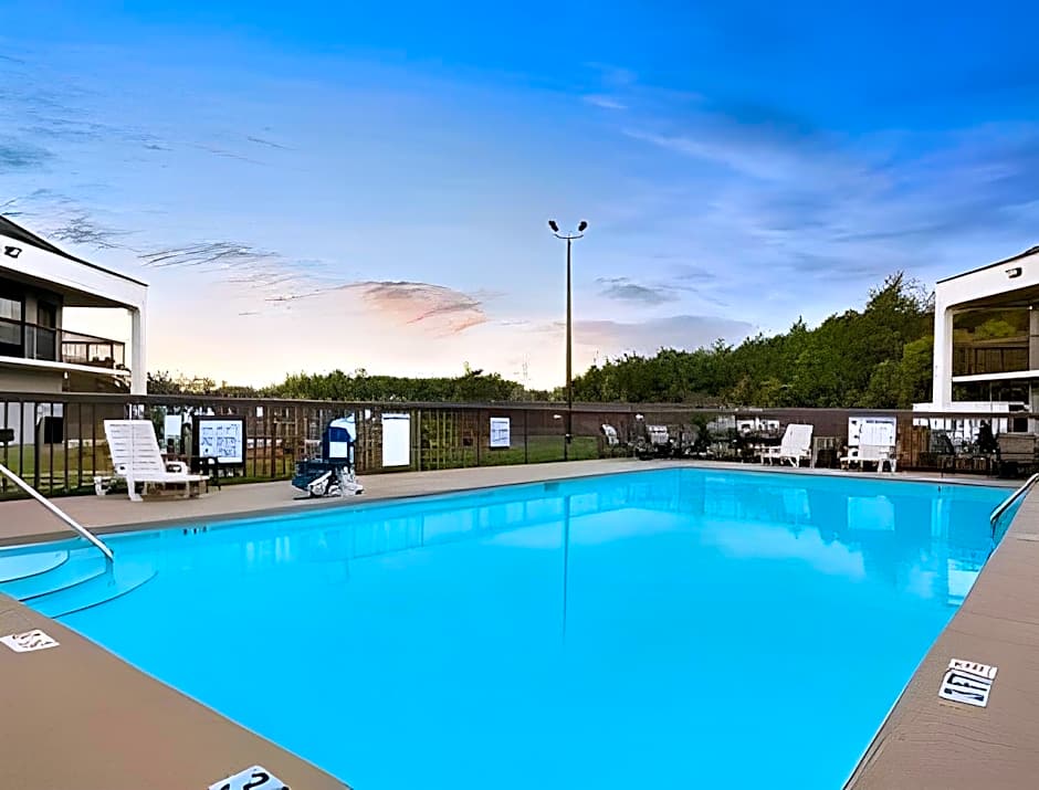 Baymont Inn & Suites Florence by Wyndham – Florence, SC
