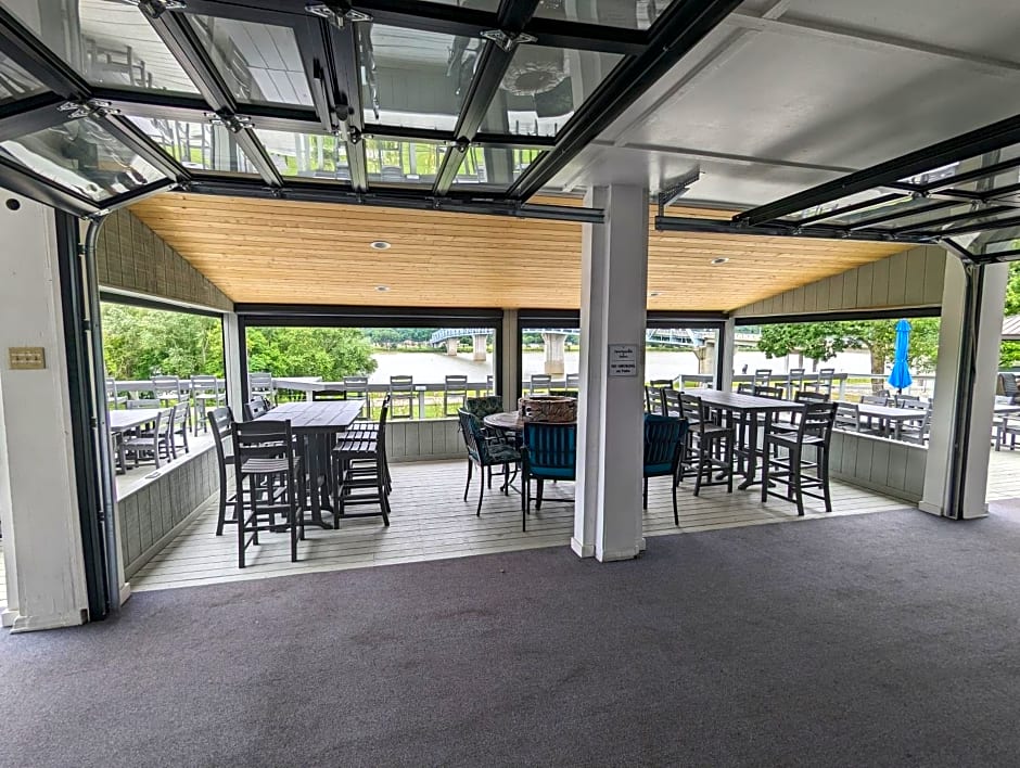 Riverboat Inn & Suites