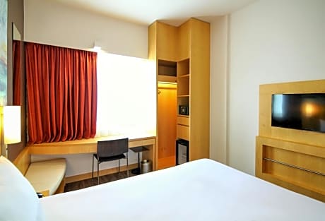 Premium Room with Queen Size Bed