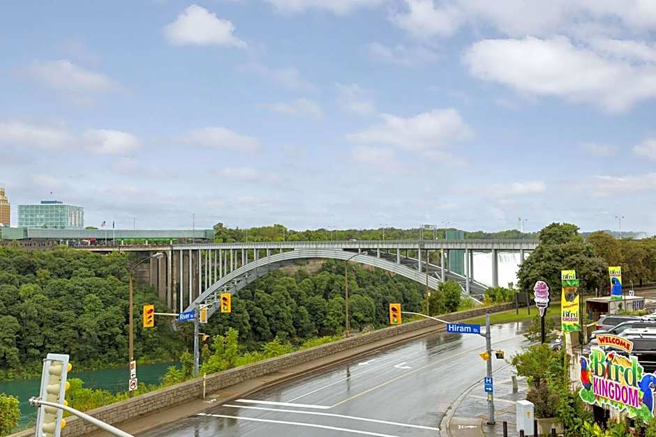Travelodge by Wyndham Niagara Falls Fallsview