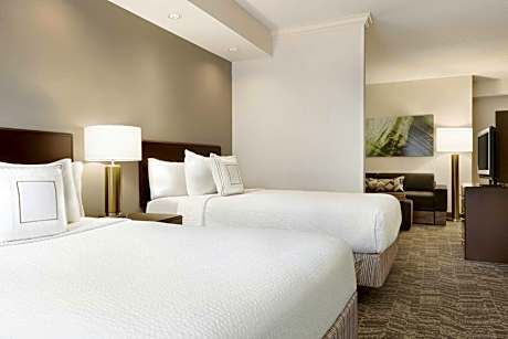 Queen Suite with Two Queen Beds, Bathtub and Trundle Sofa - Mobility Access/Hearing Accessible