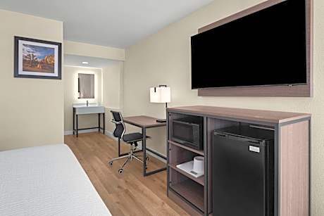 1 King Bed, Mobility Accessible Room, Bathtub w/ Grab Bars, Non-Smoking