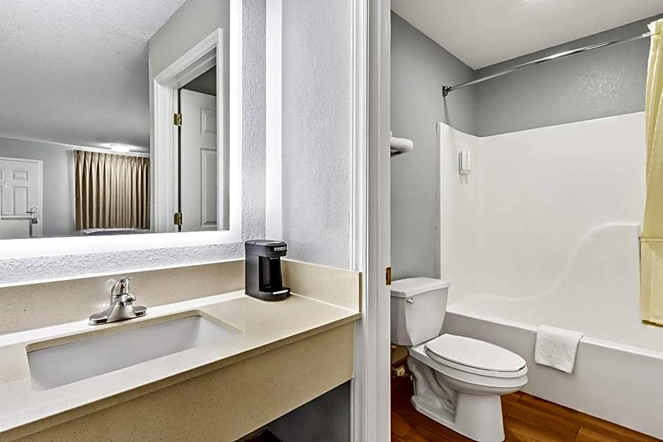 Econo Lodge Inn & Suites Cayce I-26 Airport