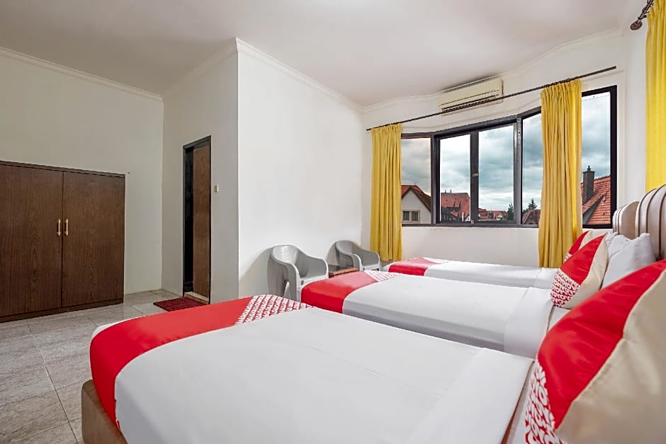 Super OYO 2704 Hotel Transit 2