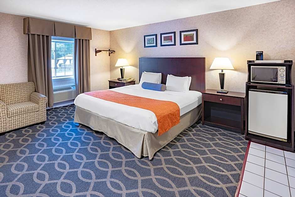 Howard Johnson by Wyndham Lenox